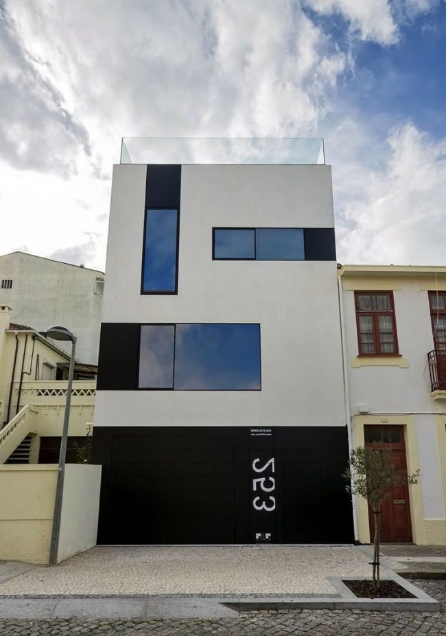 021" width="650" height="926" srcset="https://housekeeping.tn/wp-content/uploads/2019/10/1570108620_13_Facades-de-maisons-modernes-2019-70-photos.jpg 650w, https://decoraideas.com/wp-content/uploads/2016/09/021-1-400x570.jpg 400w, https://decoraideas.com/wp-content/uploads/2016/09/021-1-500x712.jpg 500w, https://decoraideas.com/wp-content/uploads/2016/09/021-1-300x427.jpg 300w" data-sizes="(max-width: 650px) 100vw, 650px"/></p>
<p><noscript><img decoding=