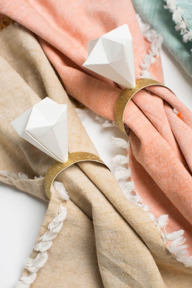 Porte-serviettes en origami et diamants