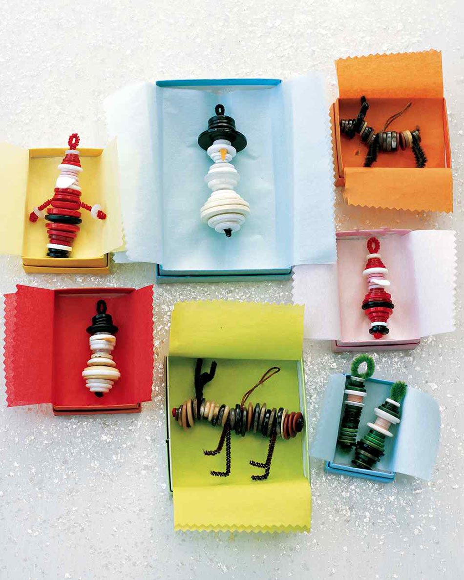 Ornements d'artisanat avec des boutons pour enfants de Noël