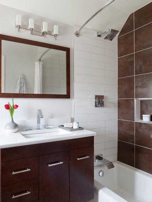 Salle de bain avec murs et plafond blancs, paroi de douche brun foncé pour créer de la profondeur