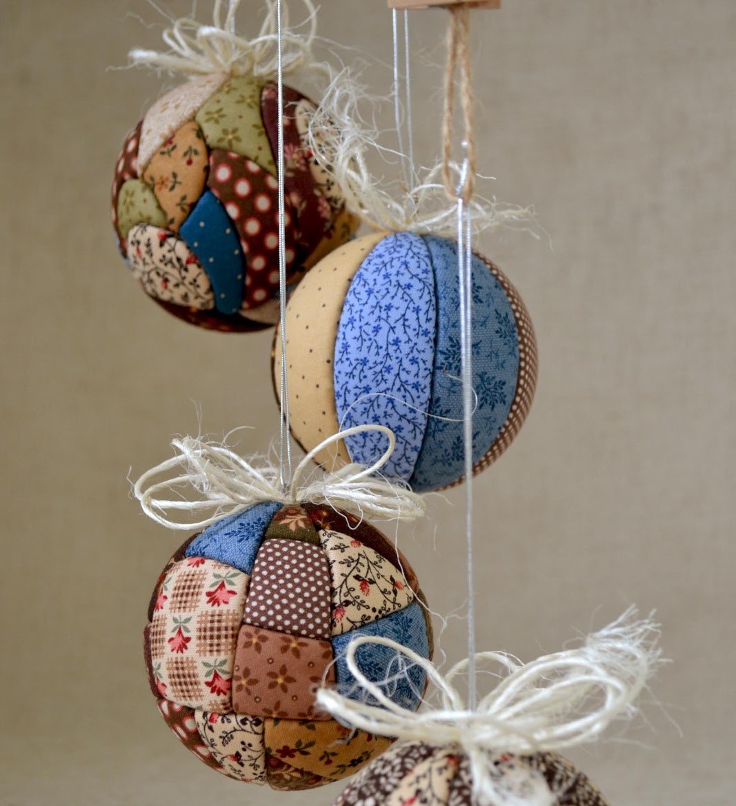 Boules de Noël en patchwork avec divers tissus