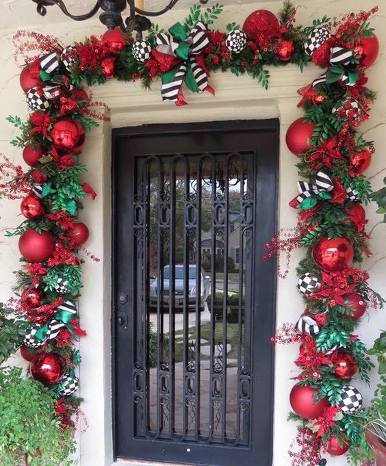 Décoration de Noël pour les portes d'entrée avec des sphères