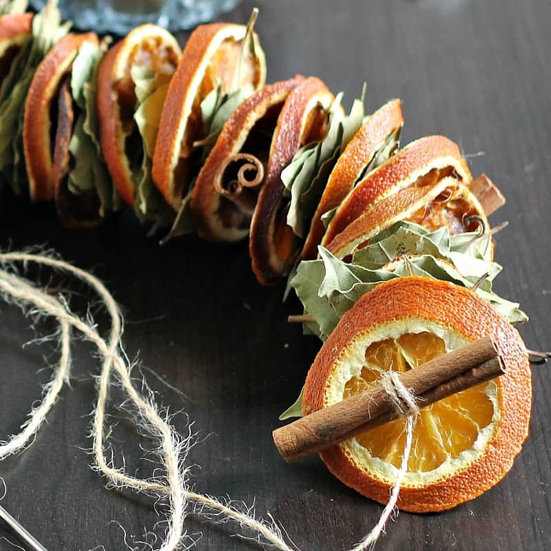 Guirlande orange séchée à l'ancienne avec feuilles de laurier et bâtons de cannelle