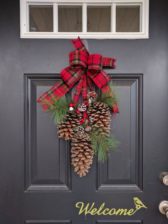Décorations de Noël avec des pommes de pin pour la porte