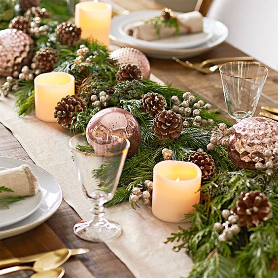 Décorations de Noël avec des pommes de pin et des bougies