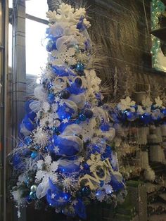 Sapins de Noël 2019 décorés en bleu