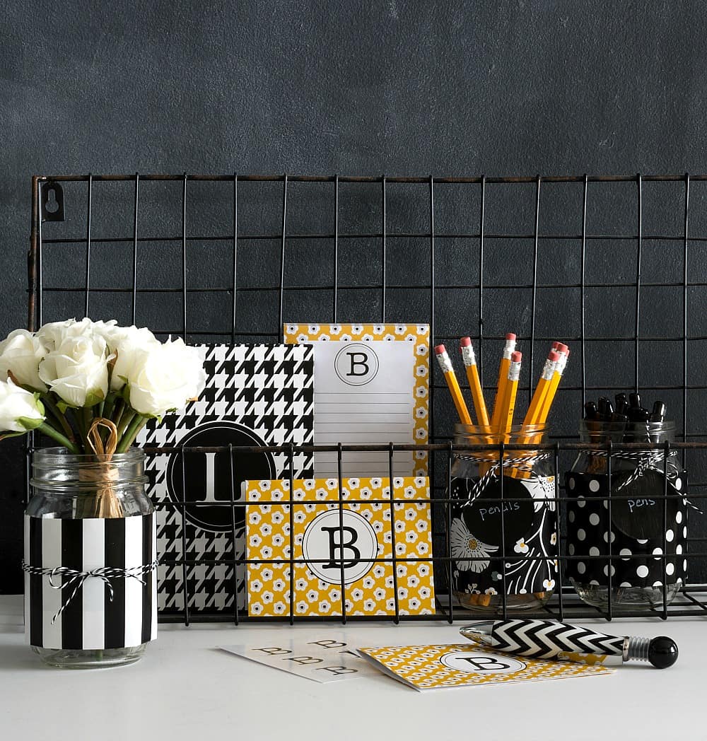 Organisateurs de bureau en bocal noir et blanc "width =" 1000 "height =" 1048 "srcset =" https://cdn.diys.com/wp-content/uploads/2019/11/Black-and-white-mason-jar -desk-organizers.jpg 1000w, https://cdn.diys.com/wp-content/uploads/2019/11/Black-and-white-mason-jar-desk-organizers-286x300.jpg 286w, https: / /cdn.diys.com/wp-content/uploads/2019/11/Black-and-white-mason-jar-des-organiser-768x805.jpg 768w, https://cdn.diys.com/wp-content/ uploads / 2019/11 / Organisateurs-de-bureau-de-bocal-de-mason-noir-et-blanc-977x1024.jpg 977w "tailles =" (largeur maximum: 1000px) 100vw, 1000px