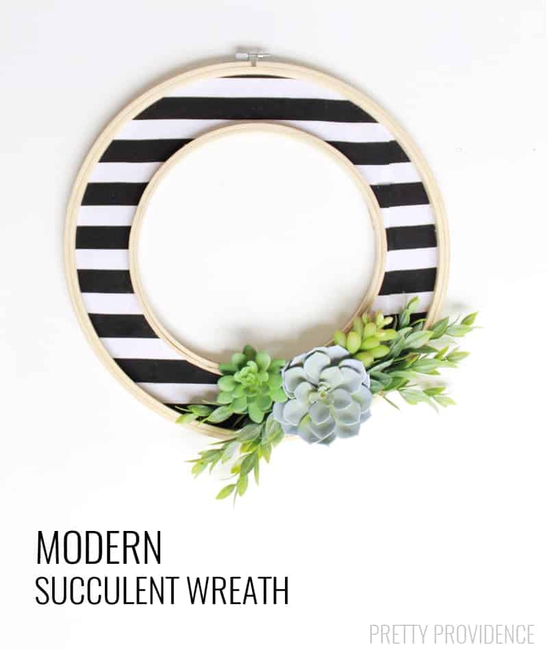 Couronne noire et blanche moderne "width =" 800 "height =" 950 "srcset =" https://cdn.diys.com/wp-content/uploads/2019/11/Modern-black-and-white-succlent- wreath.jpg 800w, https://cdn.diys.com/wp-content/uploads/2019/11/Modern-black-and-white-succlent-wreath-253x300.jpg 253w, https: //cdn.diys. com / wp-content / uploads / 2019/11 / moderne-noir-et-blanc-succlent-wreath-768x912.jpg 768w "tailles =" (largeur maximale: 800px) 100vw, 800px