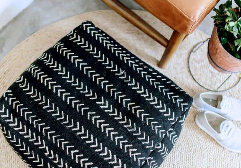 Coussin de sol de bricolage noir et blanc "width =" 778 "height =" 542 "srcset =" https://cdn.diys.com/wp-content/uploads/2019/11/Black-and-white-DIY-floor- cushion.jpg 778w, https://cdn.diys.com/wp-content/uploads/2019/11/Black-and-white-DIY-floor-cushion-300x209.jpg 300w, https: //cdn.diys. com / wp-content / uploads / 2019/11 / Coussin de sol en bricolage noir et blanc-768x535.jpg 768w "tailles =" (largeur maximale: 778px) 100vw, 778px