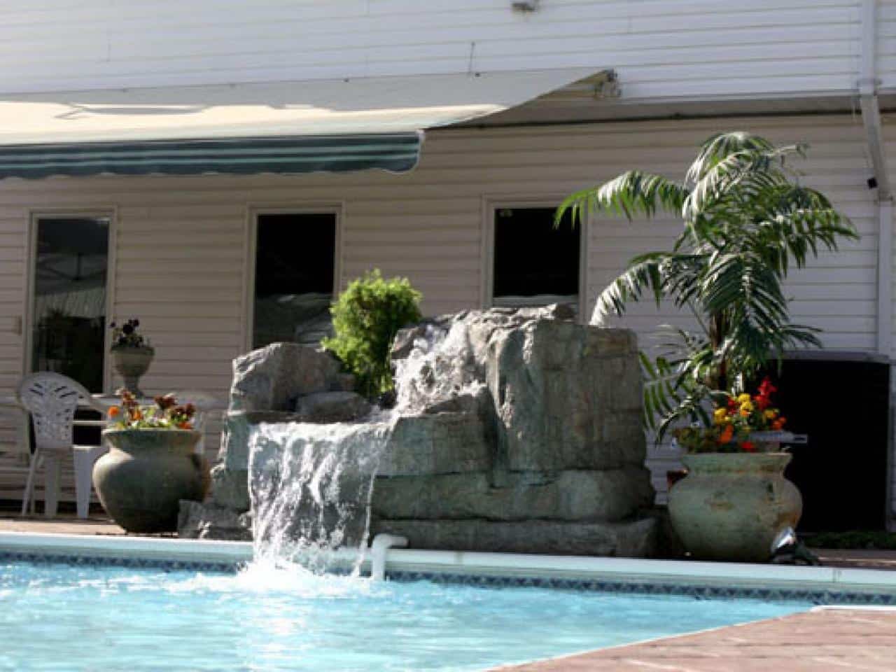 Diy pool waterfall pour votre piscine creusée