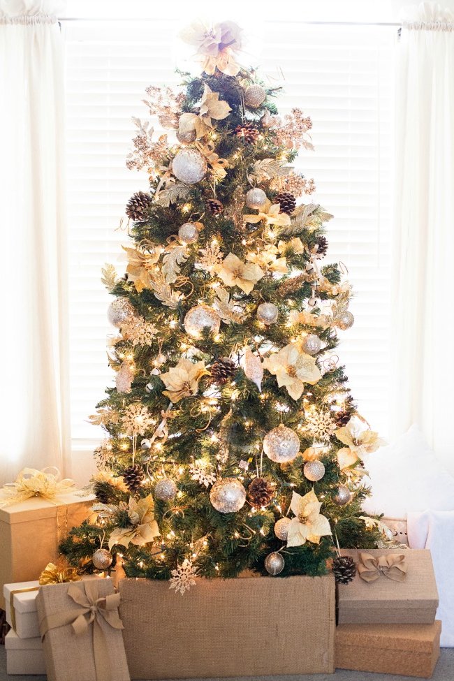Décoration d'arbre de Noël avec des fleurs de bonne nuit