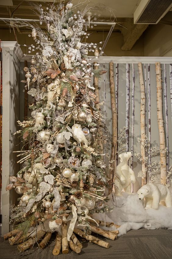 Sapins de Noël décorés de bois et de branches