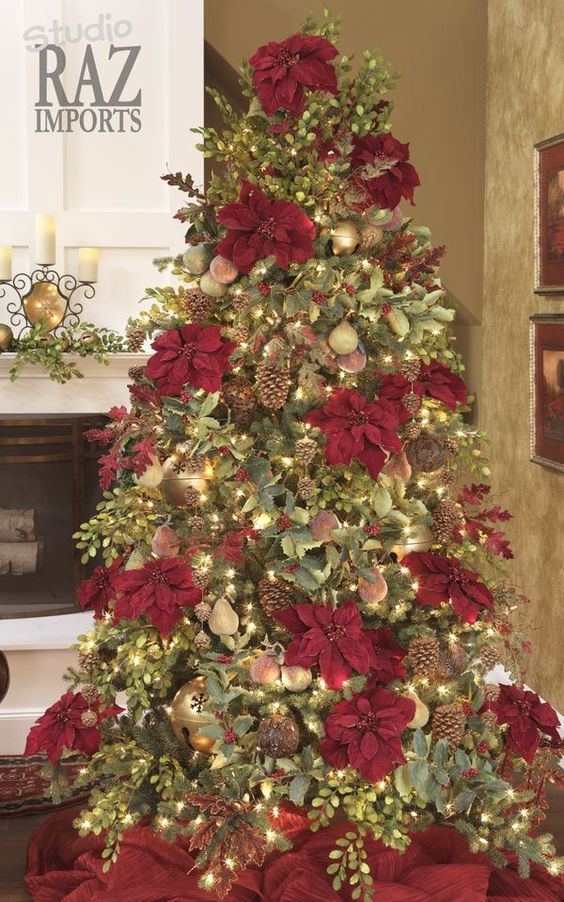 Décoration d'arbre de Noël avec des fleurs de bonne nuit