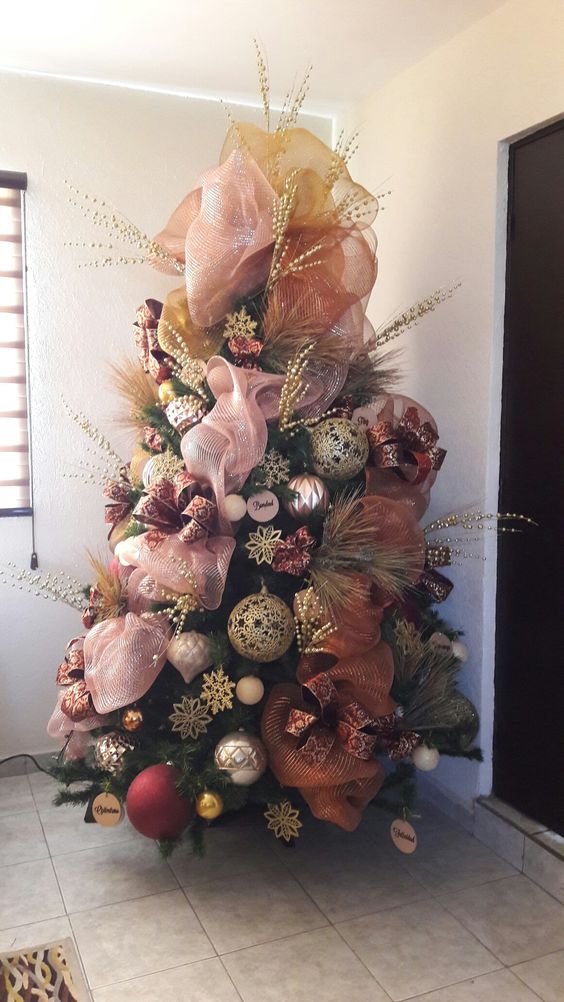 Décoration de pin de Noël avec maille
