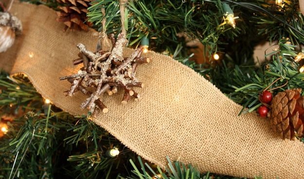 Décoration de pin de Noël avec maille