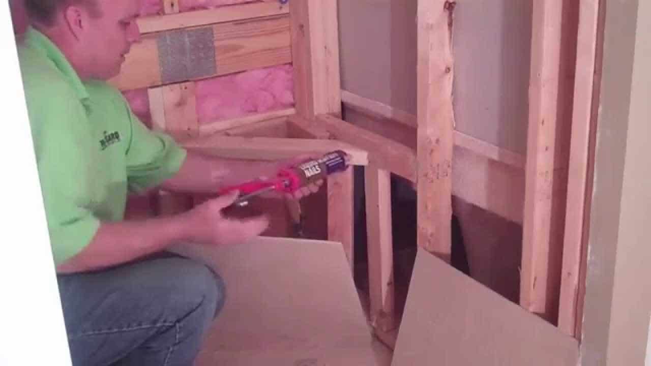 Banc de coin sur mesure avec cadre en bois pour une douche de bricolage