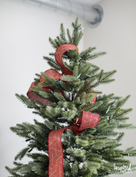 Façons de décorer votre sapin de Noël avec un ruban (3)