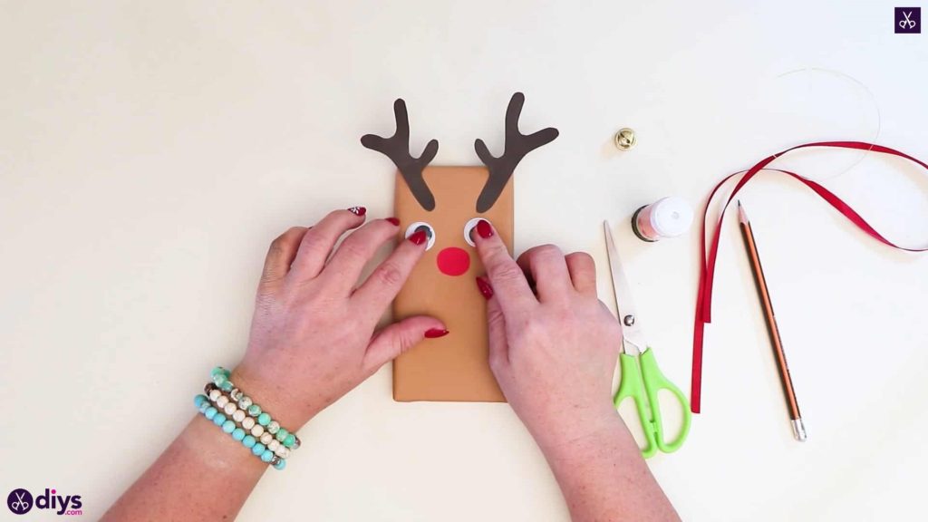 Emballage cadeau de renne de bricolage pour Noël appliquer les yeux