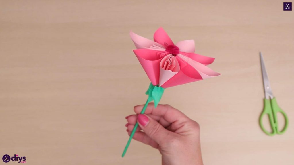 vlastnoručne vyrobený 3D papierový kvet