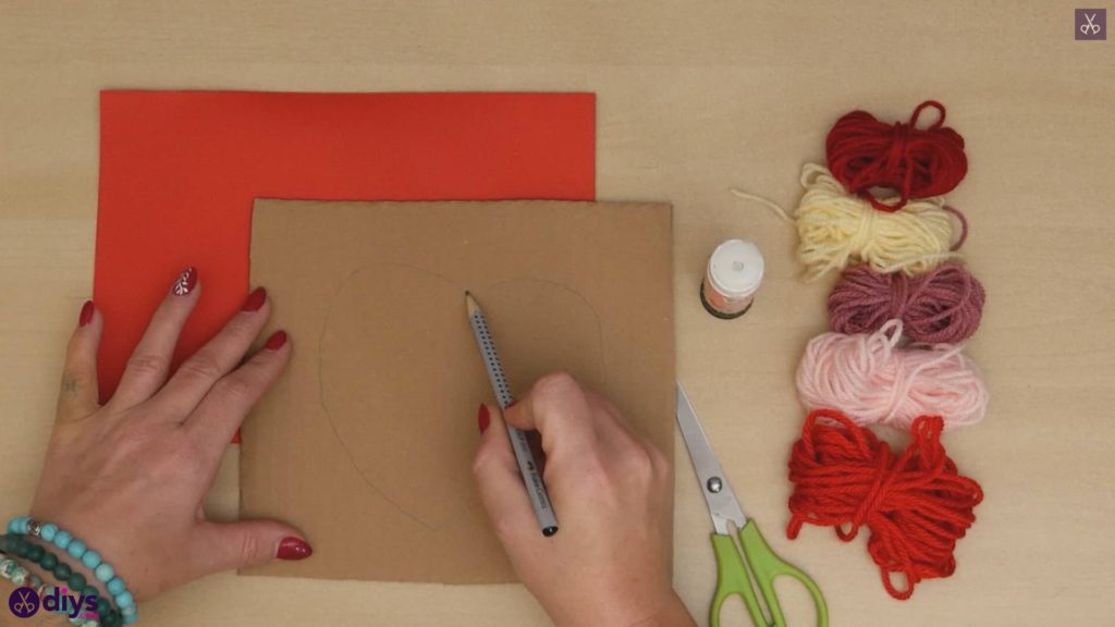 Coeur en papier enveloppé de fil de bricolage dessiner