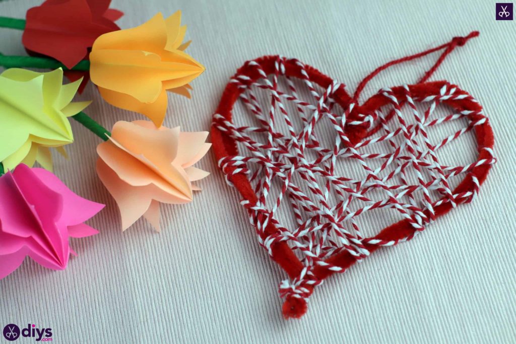DIY décoration murale coeur suspendu rouge