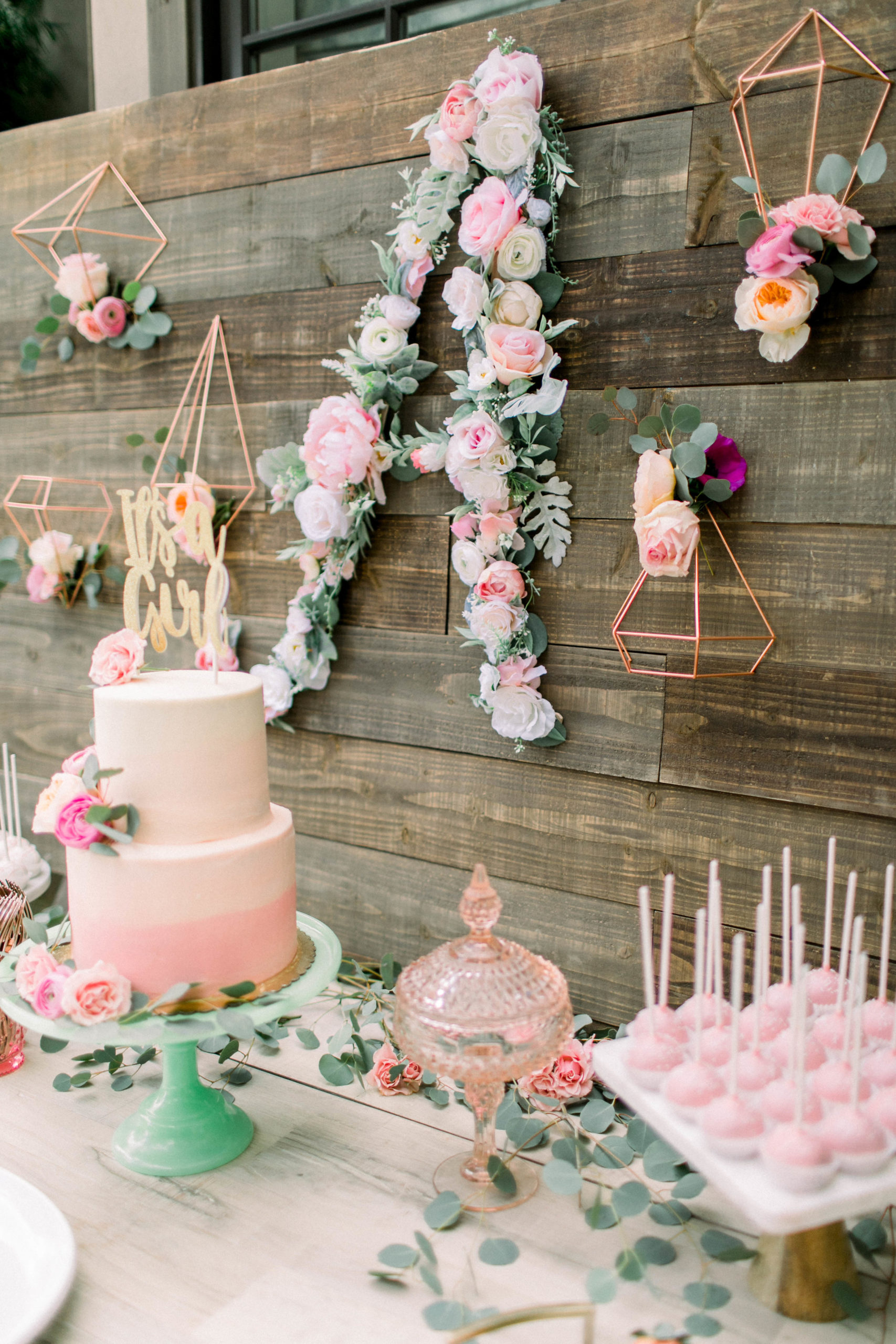 Table à dessert baby shower floral