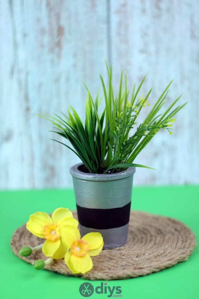 Pot de fleur en béton haut decpr