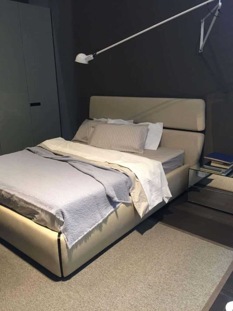 Cadre de lit moderne gris avec cadre miroir