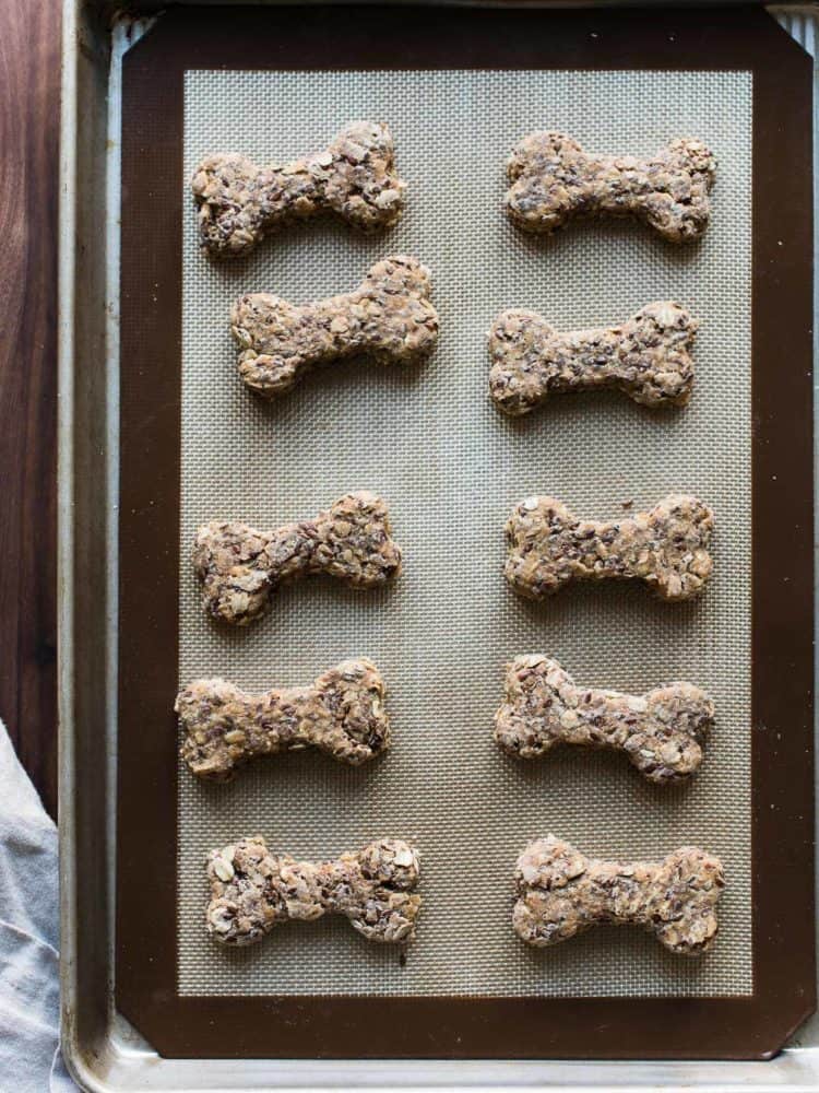 Bouillon de bœuf et biscuits pour chiens au beurre d'arachide