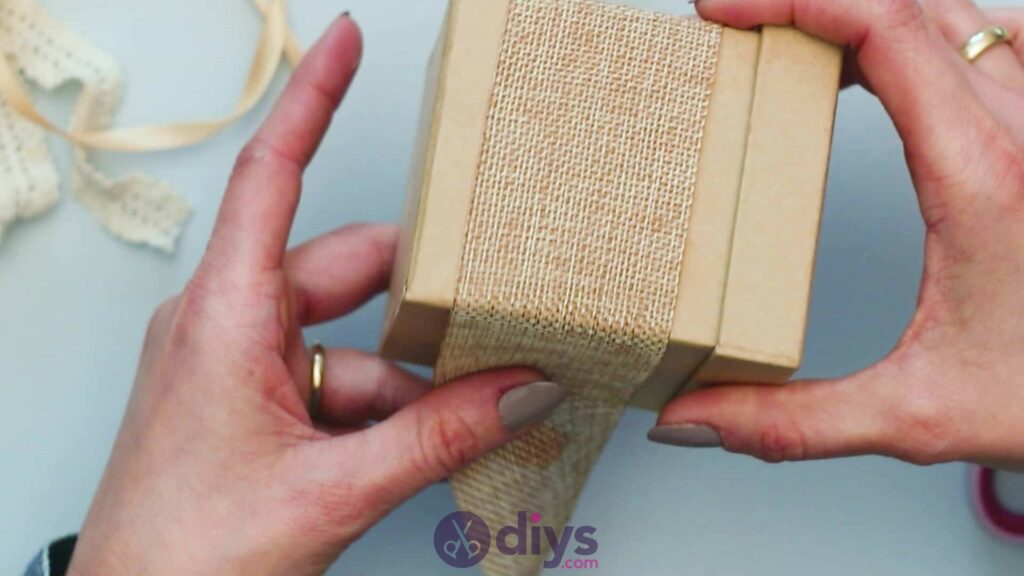 Boîte cadeau bricolage en jute étape 2b