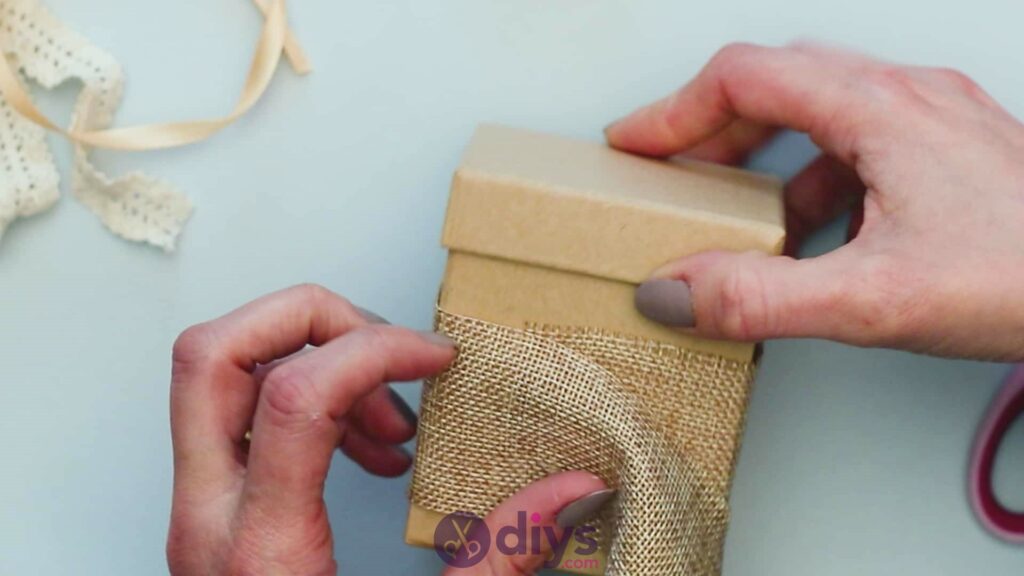 Boîte cadeau bricolage en jute étape 2c