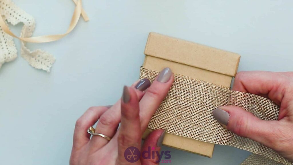 Boîte cadeau bricolage en jute étape 2g