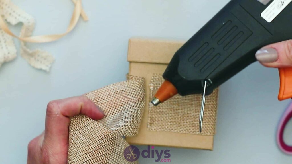 Boîte cadeau bricolage en jute étape 2f