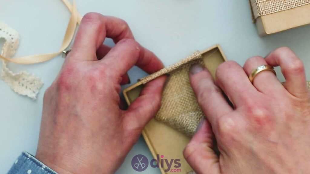 Boîte cadeau bricolage en jute étape 3d