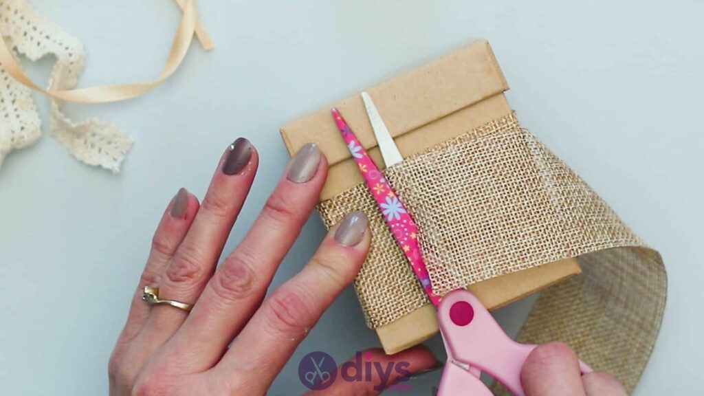 Boîte cadeau bricolage en jute étape 2i