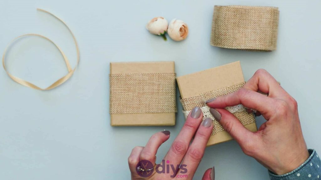 Boîte cadeau bricolage en jute étape 3j