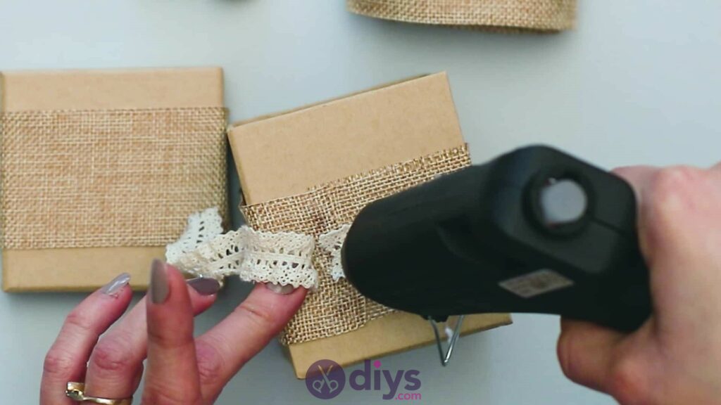 Boîte cadeau bricolage en jute étape 3i