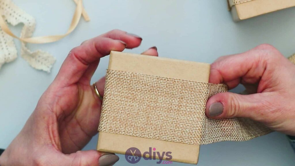 Boîte cadeau bricolage en jute étape 3b