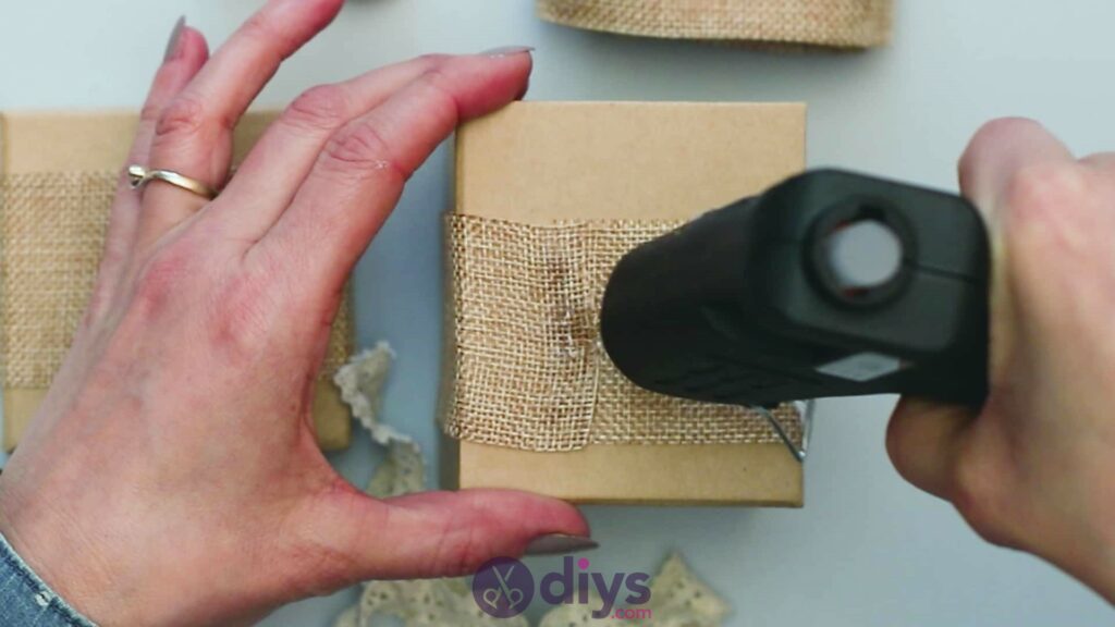 Boîte cadeau bricolage en jute étape 3g