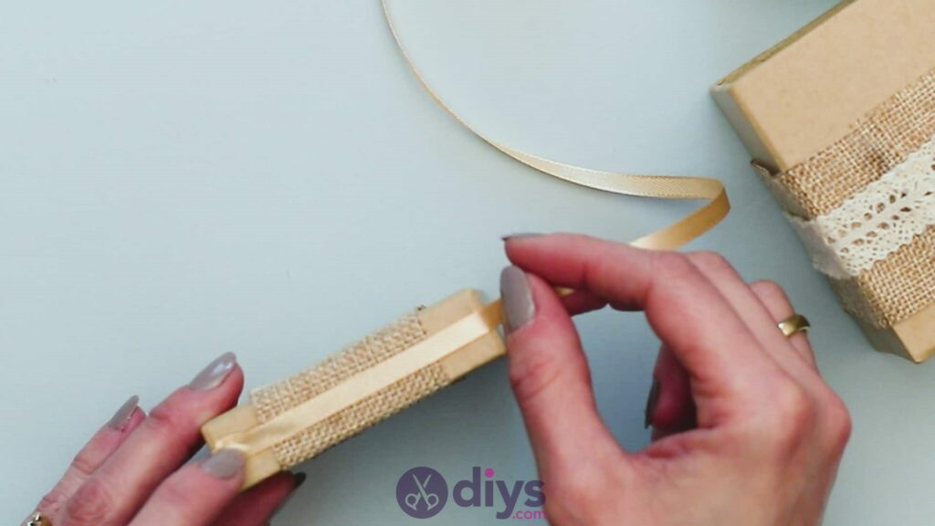 Boîte cadeau bricolage en jute étape 5a