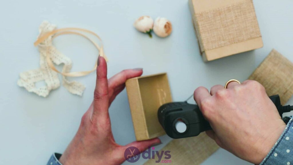 Boîte cadeau bricolage en jute étape 3