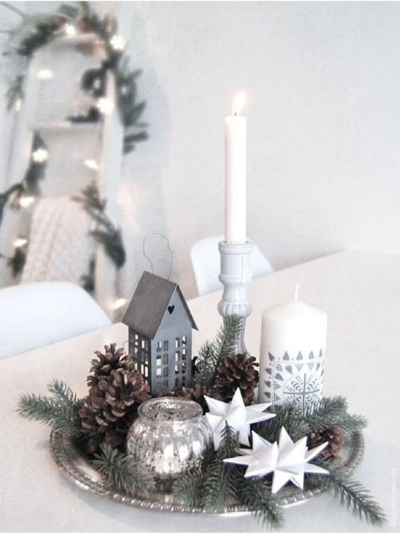 Arrangement de Noël avec une assiette ou un plateau avec des pins de Noël