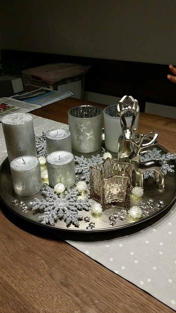 Arrangement de Noël avec un plateau de bougies ou un plateau 