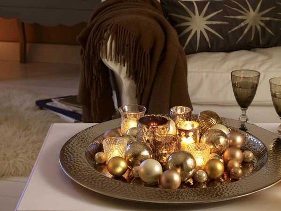 Arrangement de Noël avec une assiette ou un plateau avec des sphères