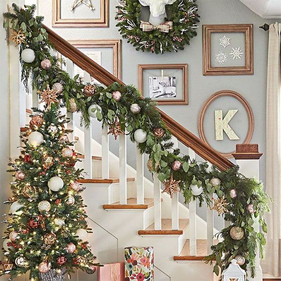 idées pour décorer les escaliers avec des sphères à Noël