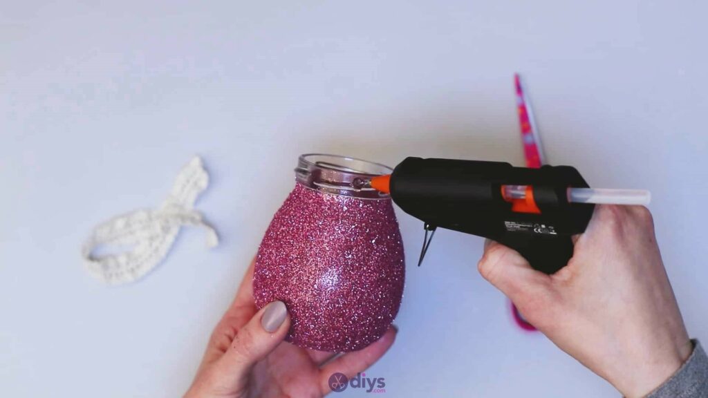 Vase à paillettes de fleurs bricolage à partir de bocaux en verre Étape 7