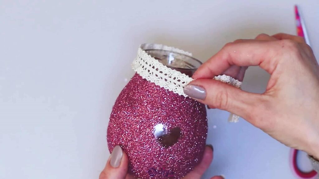 Vase à paillettes de fleurs bricolage à partir de bocaux en verre Étape 7b