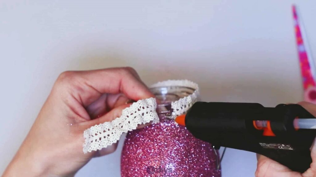 Vase à paillettes de fleurs bricolage à partir de bocaux en verre étape 7c