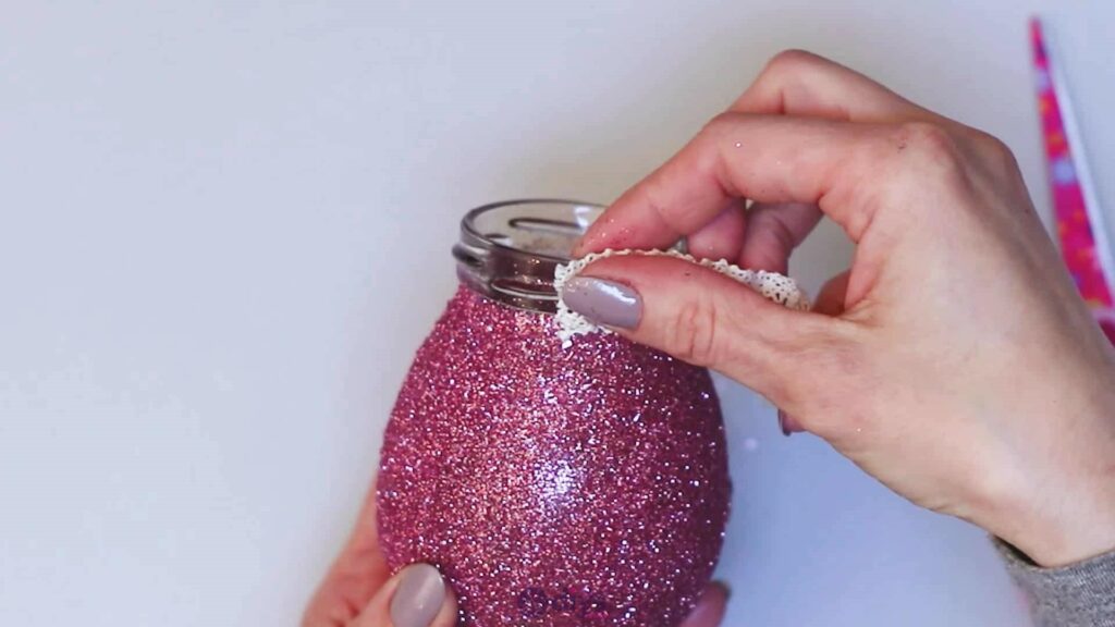 Vase à paillettes de fleurs bricolage à partir de bocaux en verre étape 7a