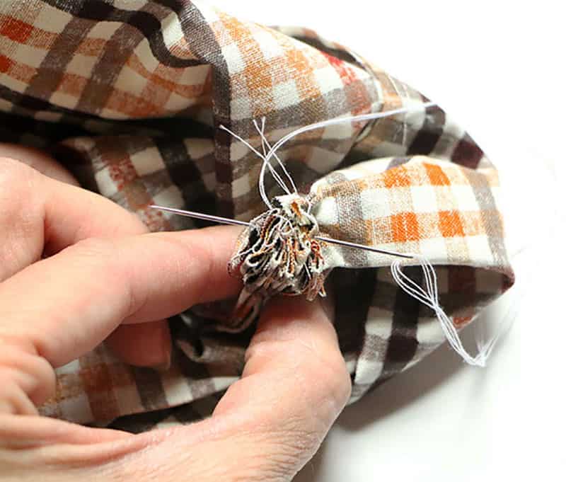 Processus de couture simple de citrouilles en tissu bricolage